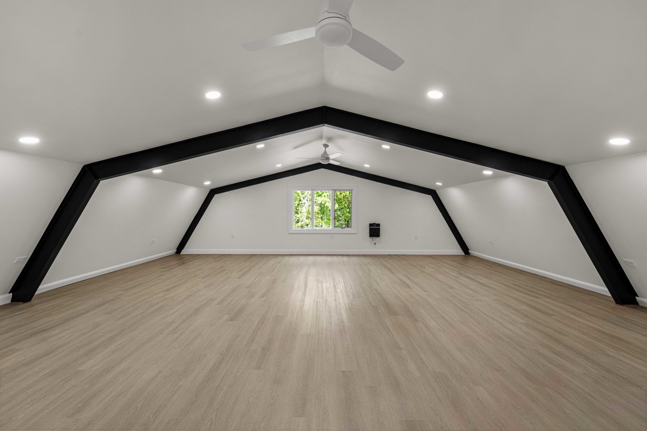 Empty room, before virtual staging